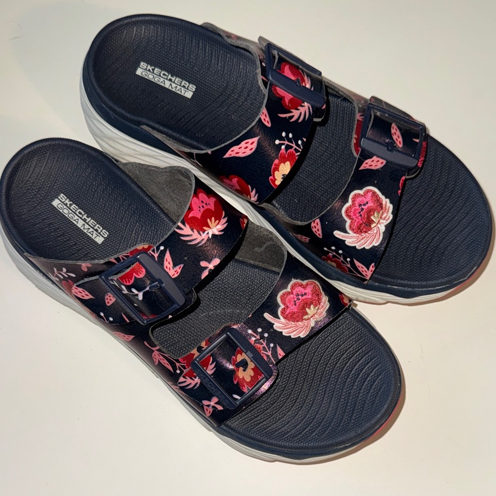 Skechers Goga Mat Max Cushioning Ultra Go Slide Sandals 
Women's 8
